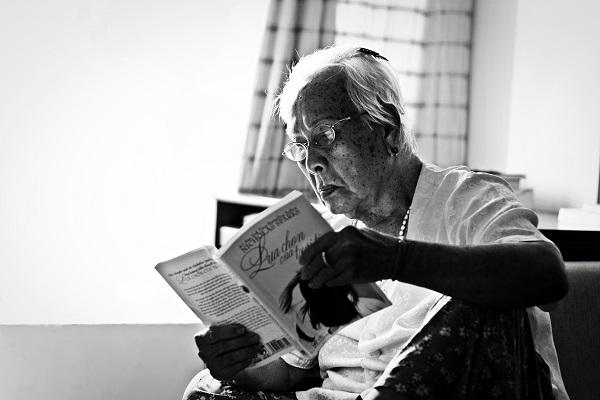 कविता: अम्मा! दादू बूढ़ा है - एस. कमलवंशी